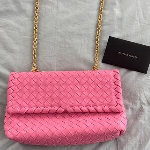 Bottega Veneta Pink Intrecciato Shoulder/crossbody Bag. Gold Chain
